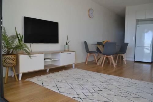 City Fringe Modern 2br Apartment