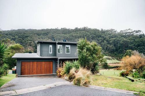 River House - A Stunning Riverside Retreat