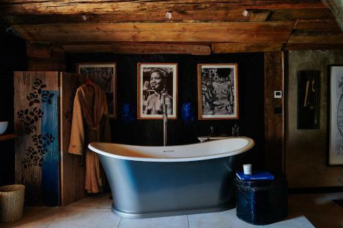 Charming 2 Bedroom Chalet Hot Tub & Dog Friendly