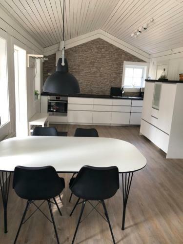 Lodge H�llestrand Cottage -sillen