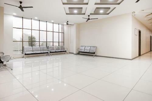 Oyo Flagship 71595 Hotel Lakhdatar