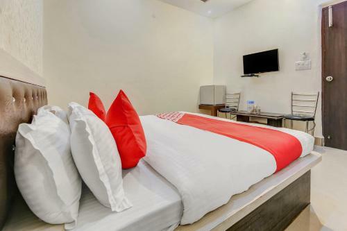 Oyo 28040 Hotel Cg Inn