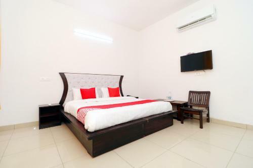 Oyo 30900 Roadstar Hotel