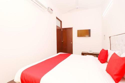 Oyo 30900 Roadstar Hotel