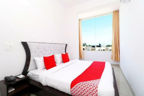 Oyo 30900 Roadstar Hotel