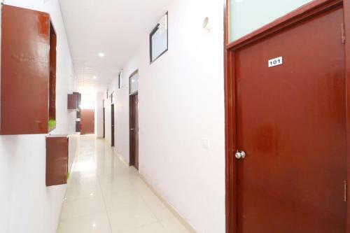 Oyo 30900 Roadstar Hotel