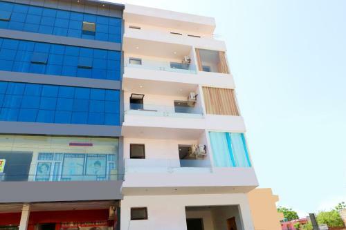 Oyo 30900 Roadstar Hotel