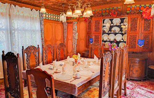 Dal Lake Houseboat New Manila