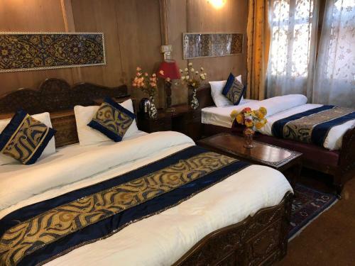 4 Bed Room Houseboat In Dallake