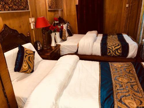 4 Bed Room Houseboat In Dallake