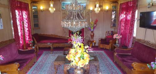 4 Bed Room Houseboat In Dallake