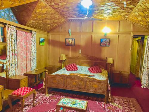 Nohas Ark Houseboat