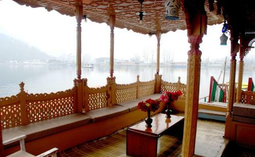 Hotel Houseboat Dangola Palace