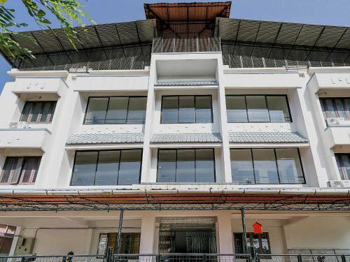 Hostal Oyo 79724 Tharayil Apartments