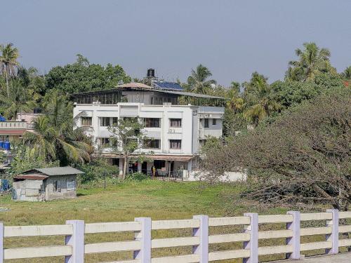 Hostal Oyo 79724 Tharayil Apartments