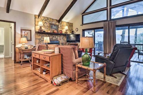 Charming Sky Valley Hideout With Mountain Views