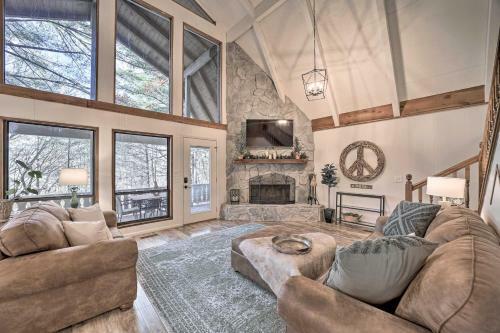 Apartamento Sky Valley Resort Home With Tree-lined Views!
