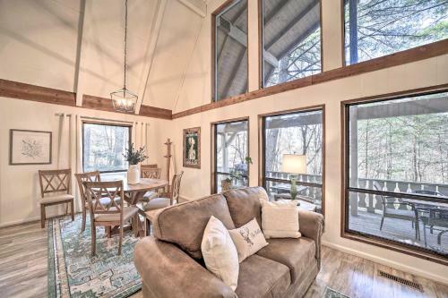 Apartamento Sky Valley Resort Home With Tree-lined Views!
