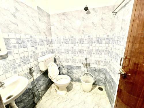 Fabhotel Pearl Suites