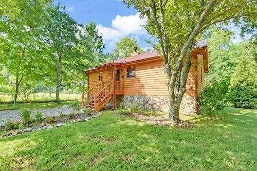 Riverfront Cabin With Hot Tub And Mountain Views!
