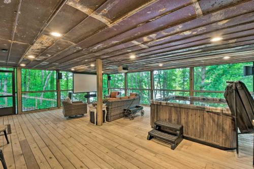 Striking Home With Hot Tub, Deck, And Lake Access
