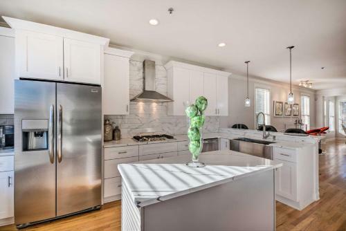 Sun-lit Mableton Townhome 7 Mi To Six Flags!