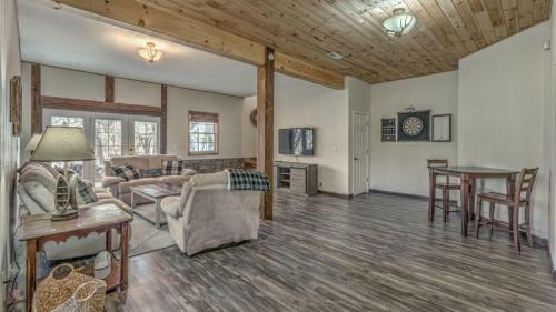 Lakin' Memories By Escape To Blue Ridge