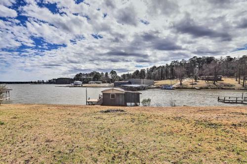 Lake Sinclair Cottage With Deck And Boat Dock!