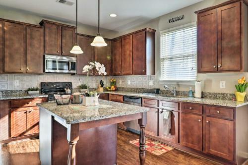Suburban Family House With Easy Access To Downtown!
