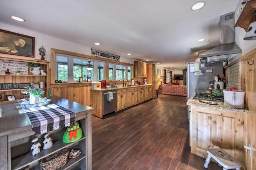 Picturesque Lake Hideout With Fire Pit And Hot Tub!