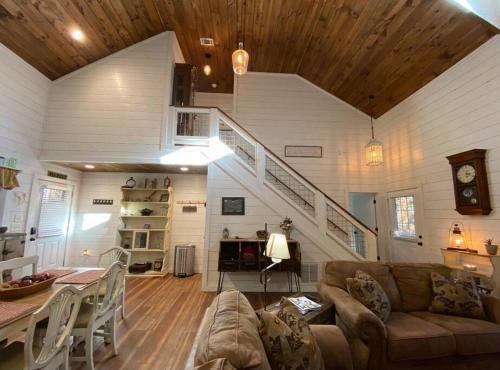 Hot Tub, Pool Table, Fire Pit Very Secluded