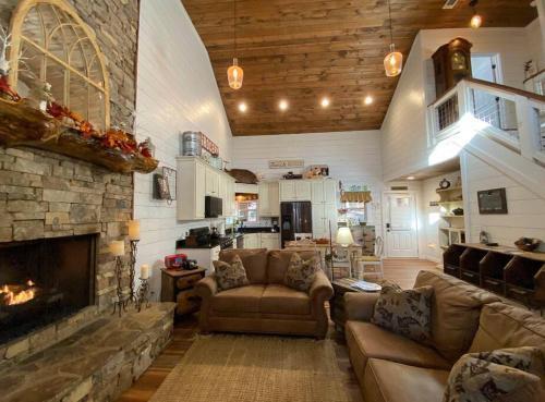 Hot Tub, Pool Table, Fire Pit Very Secluded