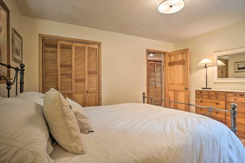 Cozy Cabin With Deck 4 Mi To Dining And Hiking!