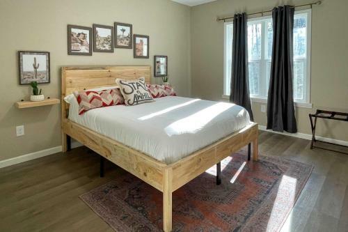 Painted Skies Upscale Getaway With Fire Pit!