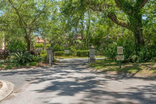 Attractive And Comfortable 2 Bedroom 2 Bath Harbour Oaks Condo
