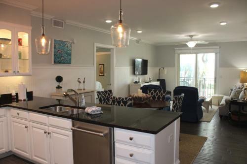 Great Ocean Views - Luxury Condo Near The Village