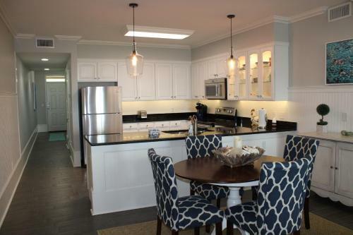 Great Ocean Views - Luxury Condo Near The Village