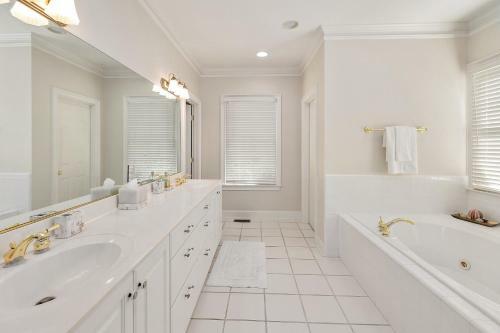 5 Bedroom 5 And A Half Bath - Private Pool On East Beach