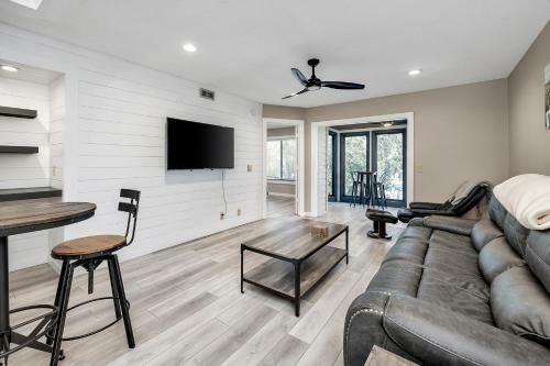 Stunning - Open Concept Contemporary 2br - 2ba