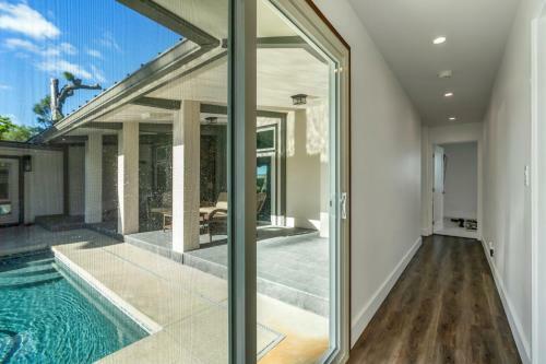 Hawaiian Dream - Beachfront Oceanfront Paradise, Villa