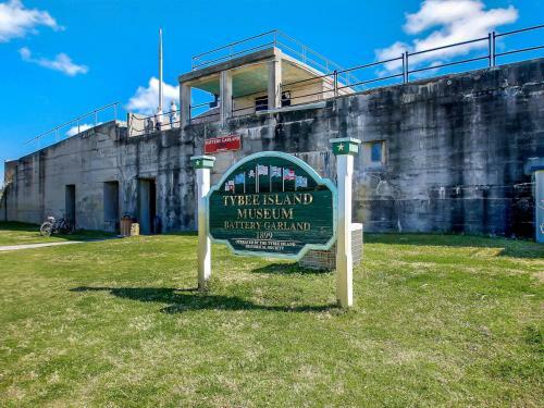 Ocean Views, Steps To Beach, Heated Pool Access! By Southern Belle Tybee
