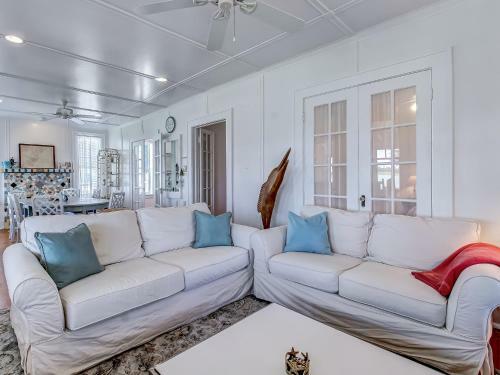 Large Tybee Beach Home On Back River With Private Dock Heated Pool Access!
