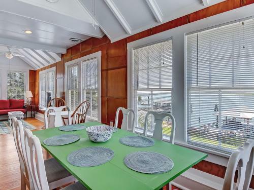 Large Tybee Beach Home On Back River With Private Dock Heated Pool Access!