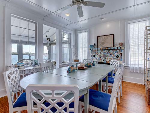 Large Tybee Beach Home On Back River With Private Dock Heated Pool Access!