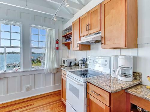 Large Tybee Beach Home On Back River With Private Dock Heated Pool Access!