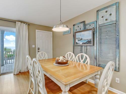 New Listing! Ocean Views, Heated Pool Access, Steps To Beach, Tybee Pier, Restaurants, And Shops!