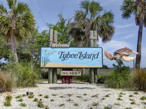 New Listing! Ocean Views, Heated Pool Access, Steps To Beach, Tybee Pier, Restaurants, And Shops!