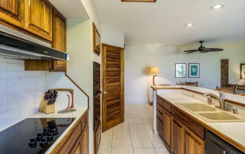 Kahaluu Bay Villas #305