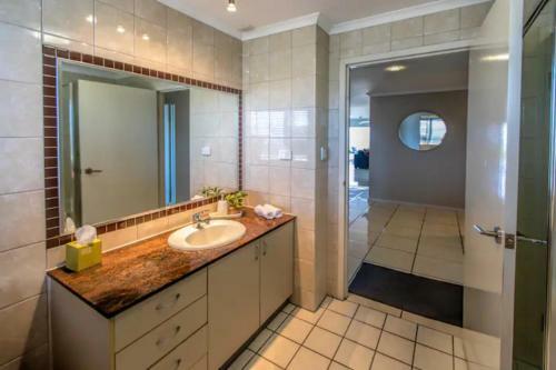 Spacious 3 Br/2 Bath Apartment Overlooking Darwin