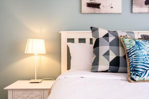 Apartamento Quiet River Front Escape - Walk To Ocean Street & Shops